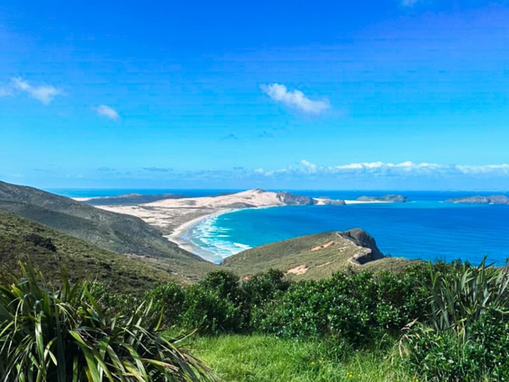 Cape Reinga en el norte de Nueva Zelanda donde el mar de Tasmania y el océano Pacífico se encuentran