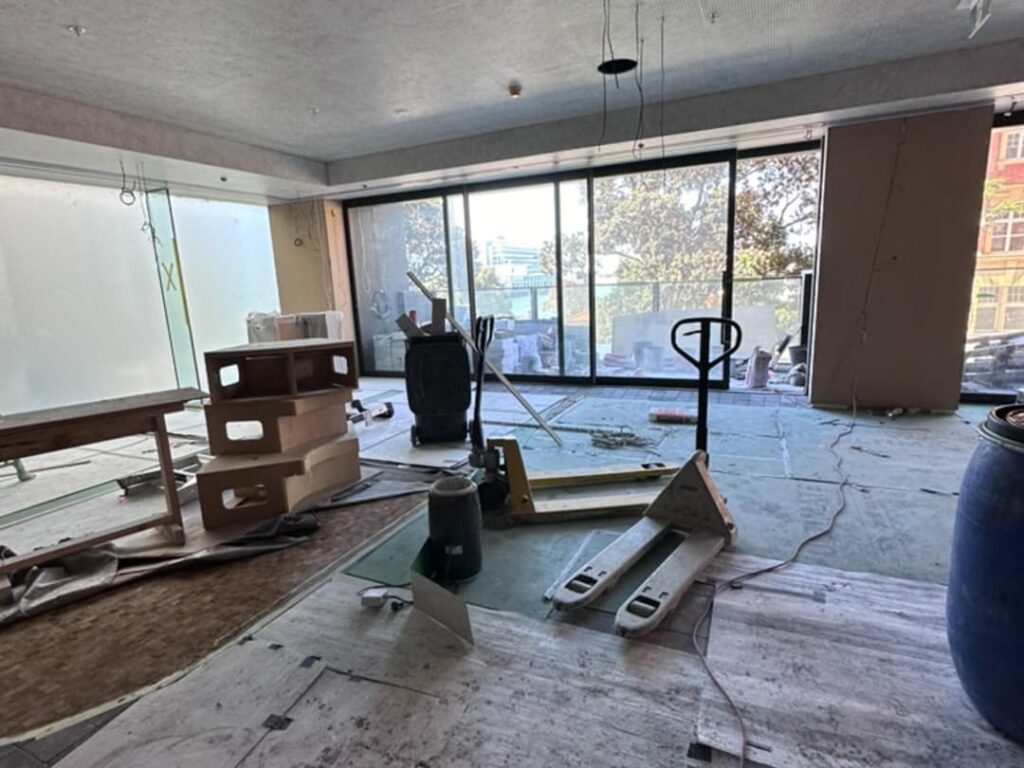 Trabajador sacando baldosas en una obra de construcción en Auckland, Nueva Zelanda.