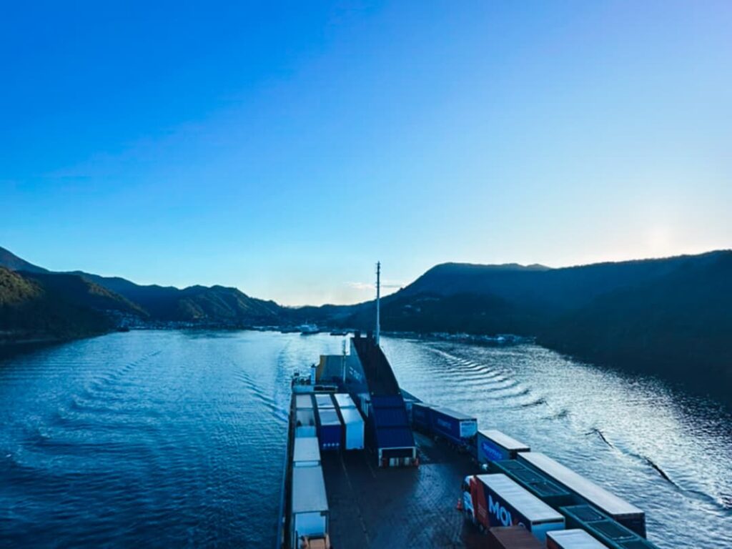 Ferry entre Wellington y Picton cruzando el estrecho de Cook en Nueva Zelanda