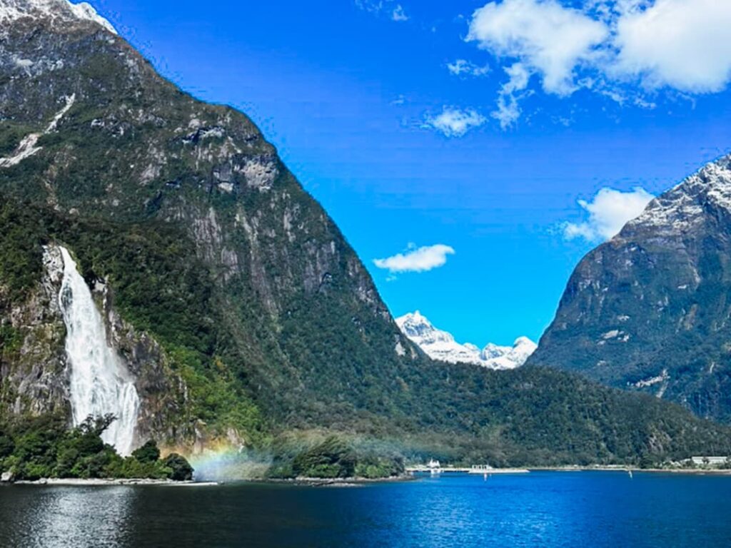 Milford Sound en el Parque Nacional Fiordland, uno de los paisajes naturales más impresionantes de Nueva Zelanda