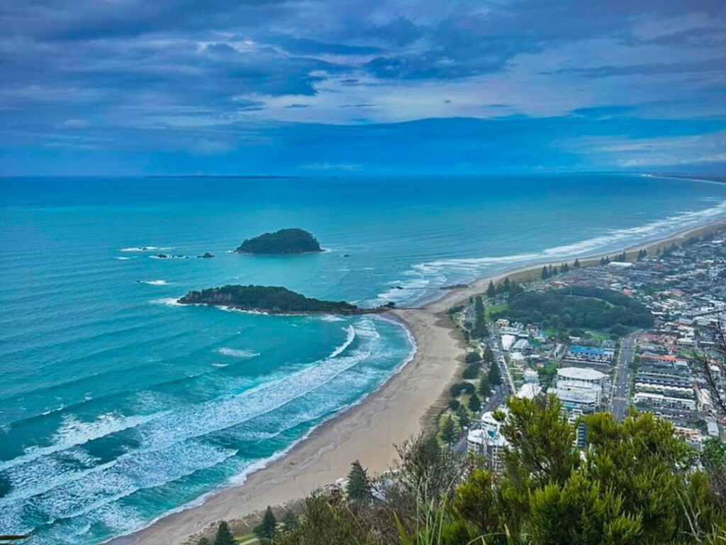 Mount Maunganui y su playa en Tauranga, uno de los destinos costeros más populares de Nueva Zelanda