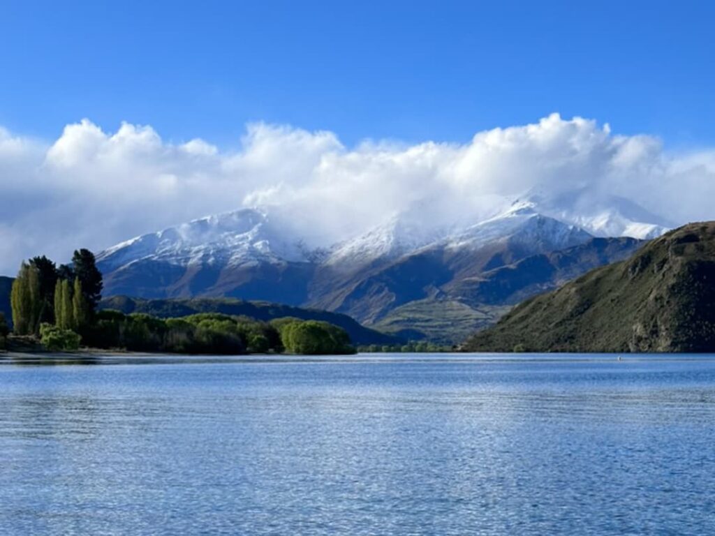 Vista del Lake Wanaka en la Isla Sur de Nueva Zelanda rodeado por los Alpes del Sur