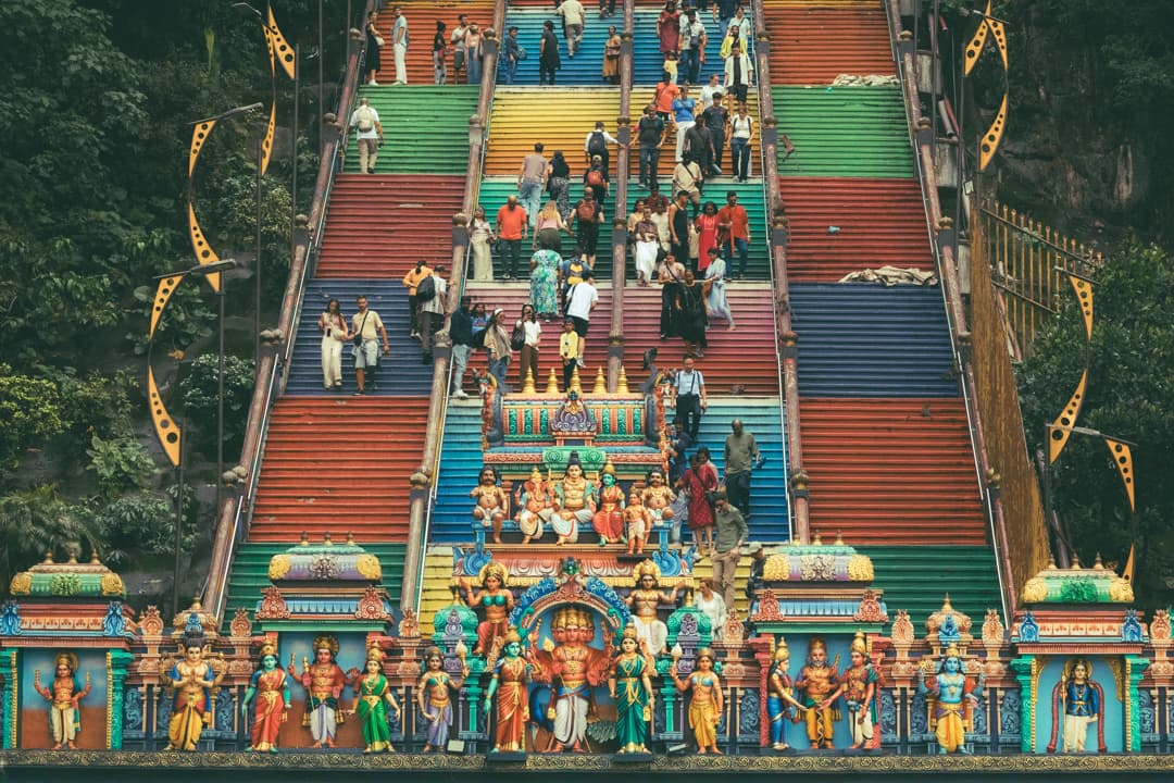 Escaleras coloridas y templo en Batu Caves en Kuala Lumpur, Malasia