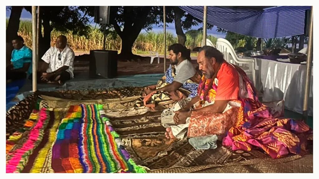 Ceremonia-luto-Fiji Momento central de oración en ceremonia de luto en Fiji con familia en el centro del ritual