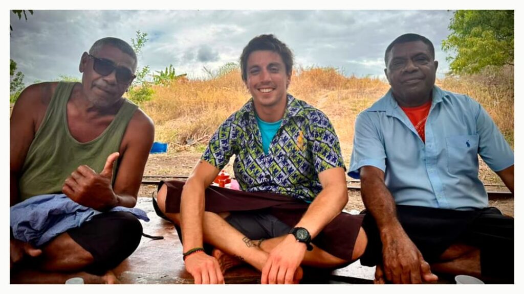 Experiencia-local-Fiji Viajero con familia local en una aldea de Fiji compartiendo momento cultural