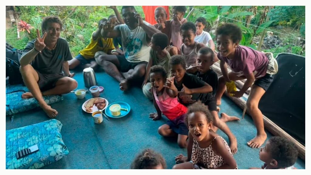 Familia-local-Fiji Familia fijiana compartiendo té y comida con un mochilero en el sur de Viti Levu, Fiji
