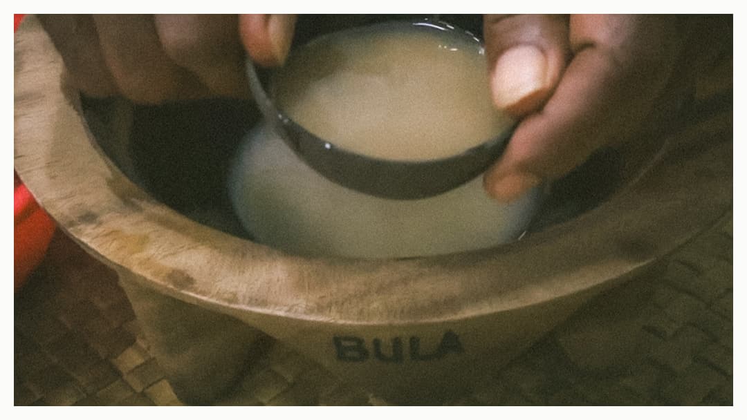 Kava-Fiji Bebida tradicional kava en Fiji servida en un bolo durante una ceremonia