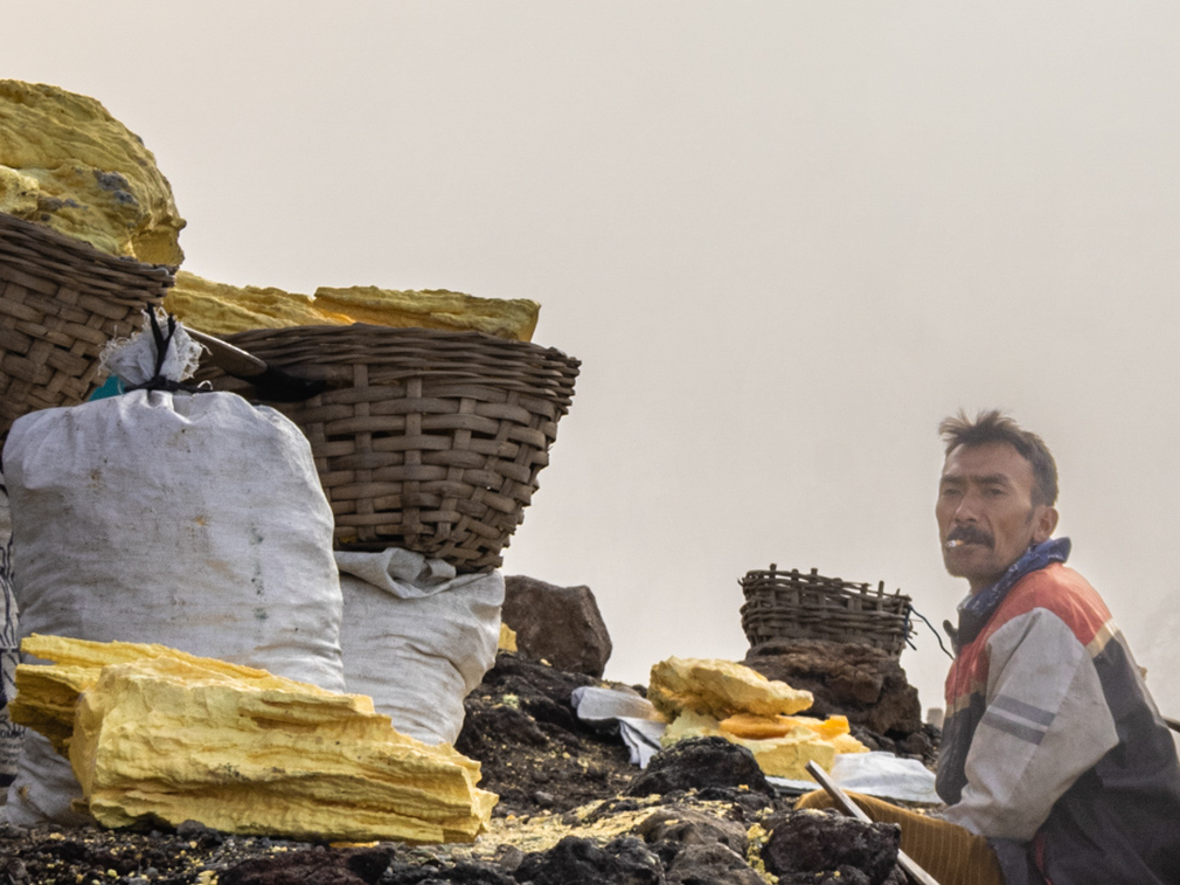Minero de azufre trabajando en el volcán Kawah Ijen, Java, Indonesia