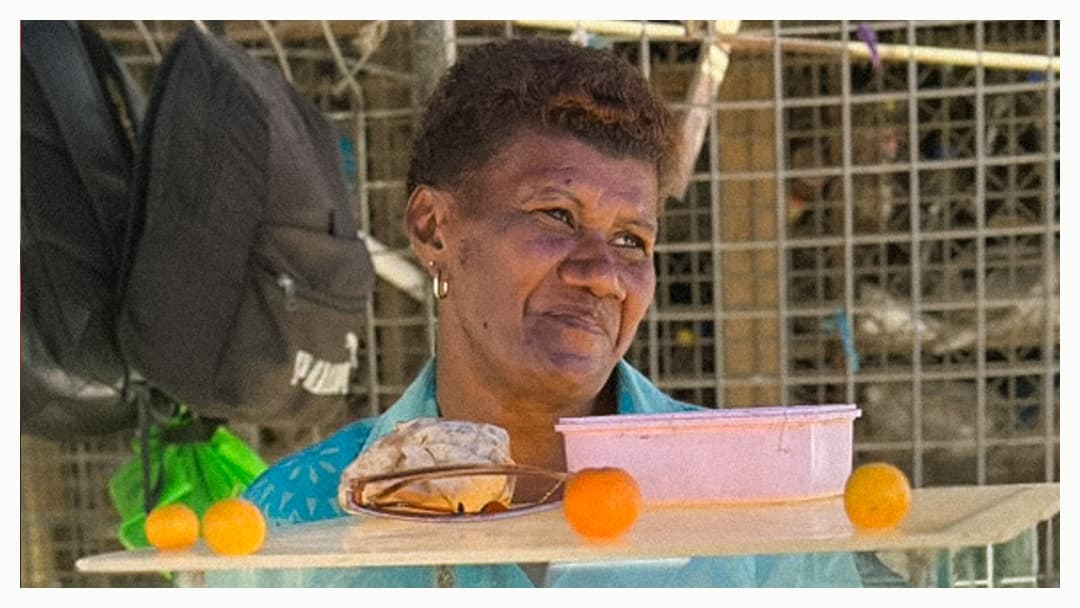 Mujer-Local-Fiji Mujer vendiendo jugo de mandarina en el mercado local de Nadi, Fiji
