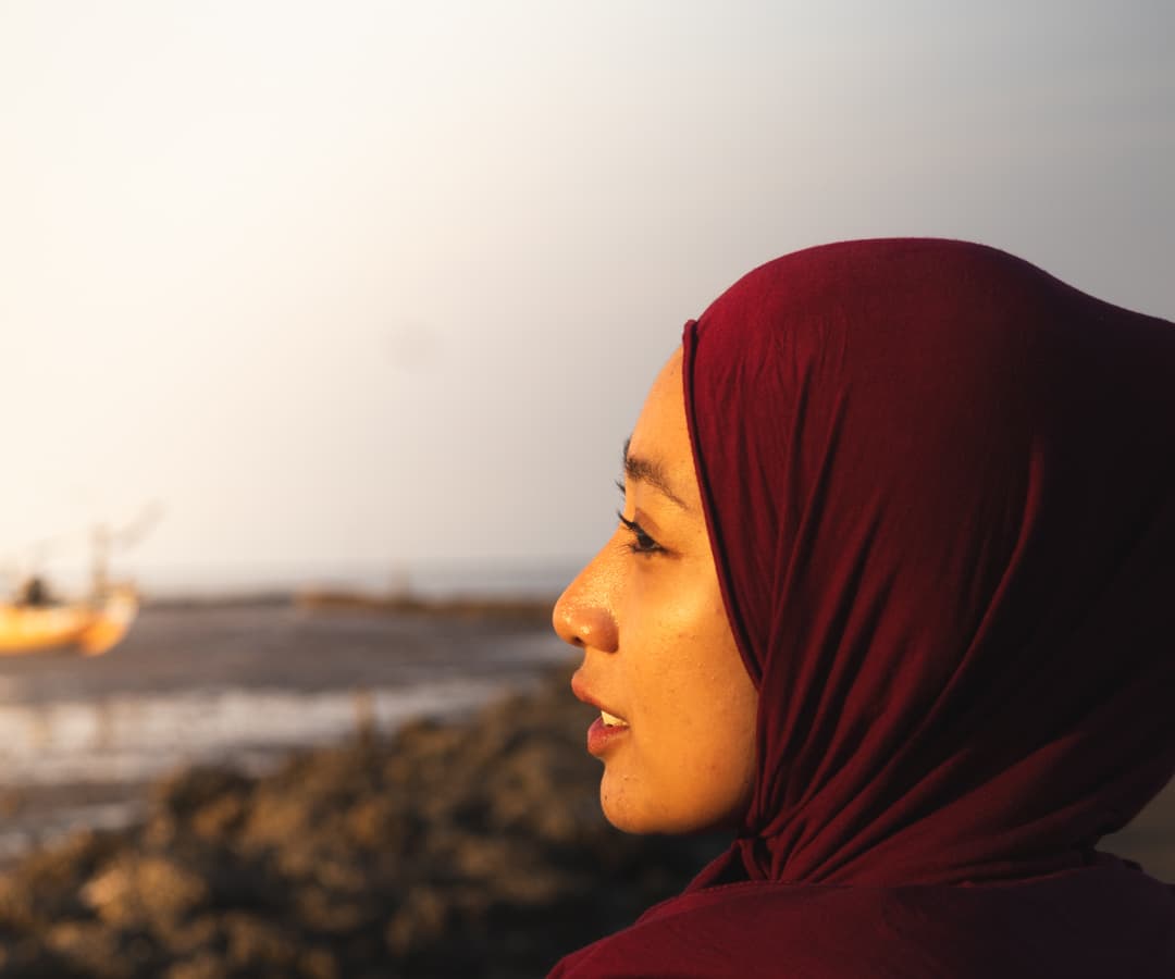 Mujer local en Java vistiendo hijab tradicional en Indonesia