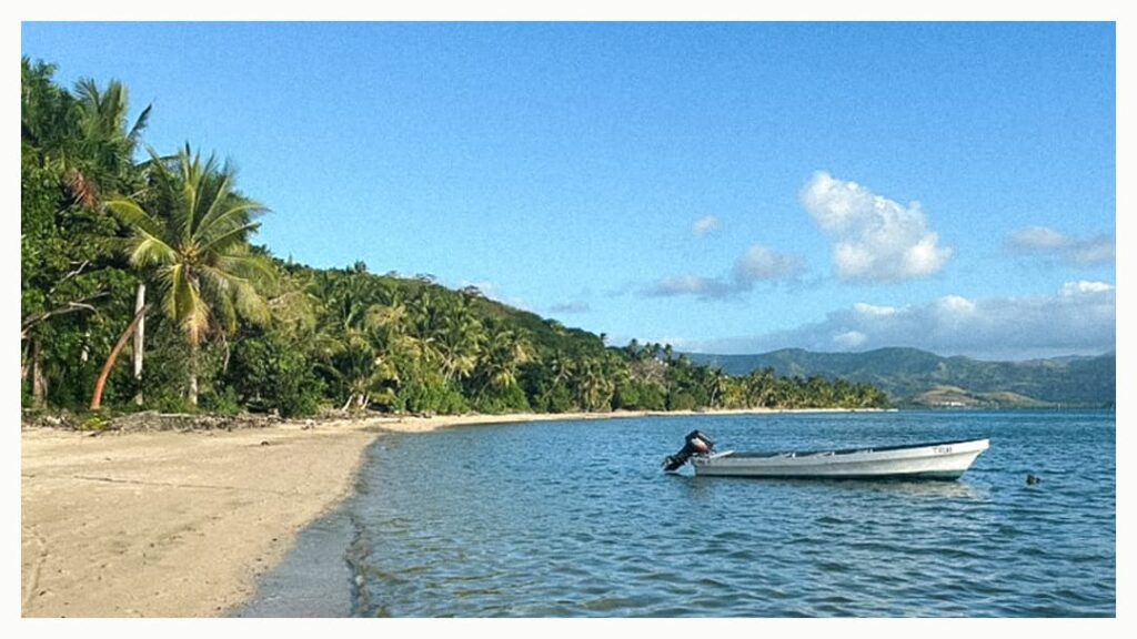Nanaru-i-ra-Fiji Playa de Nanuaru-i-Ra, Fiji, con arena blanca y aguas cristalinas