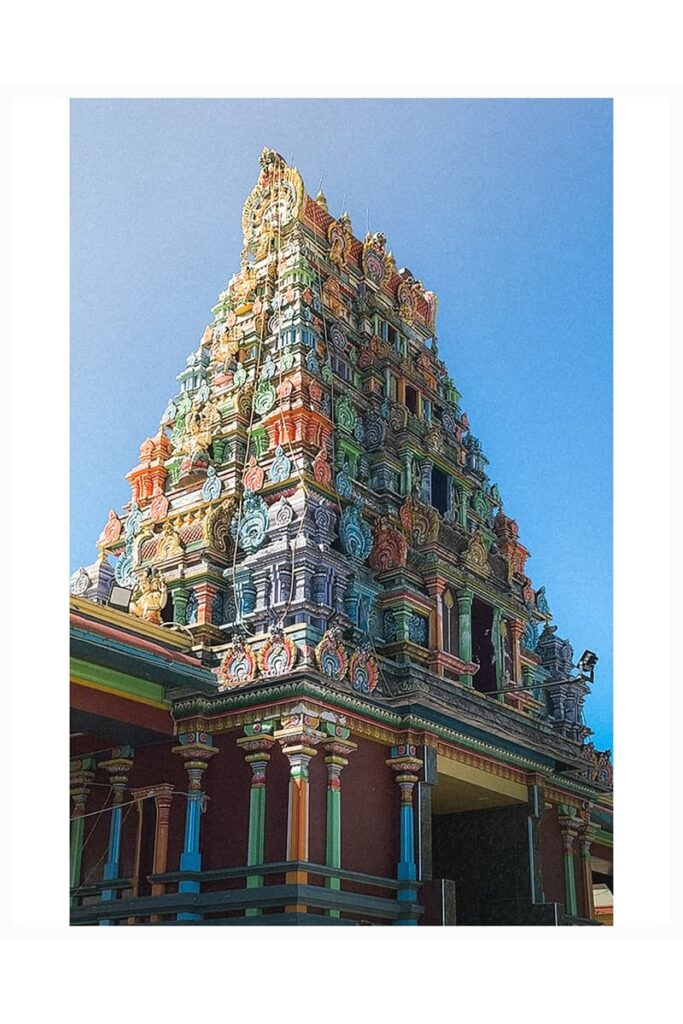 Sri-Siva-Fiji Templo Sri Siva en Nadi, Fiji, con arquitectura hindú colorida